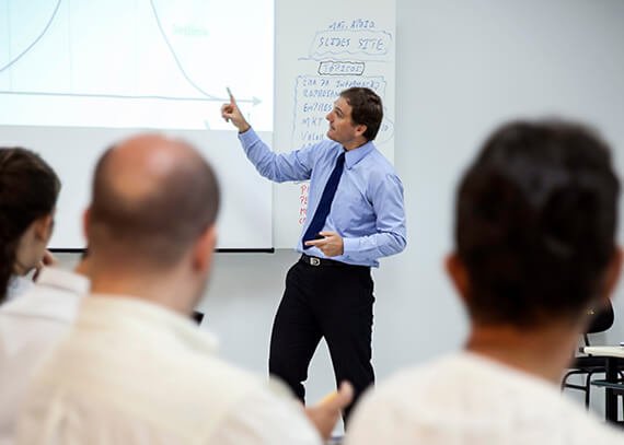 Imagem de um palestrante fazendo um treinamento para a equipe comercial da empresa.