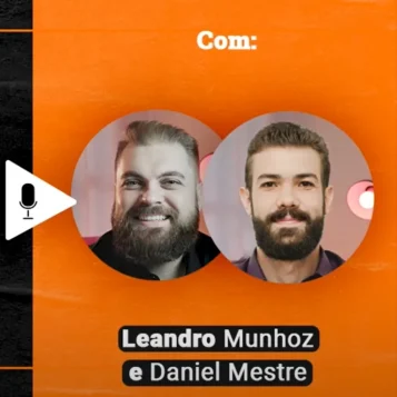 Podcast Papo de Vendedor episódio 01, Imagem nas cores laranja e preta, com as fotos dos hosts, Leandro Munhoz e Daniel Mestre, com o título, à esquerda, Quais são as principais características de um Super Vendedor?
