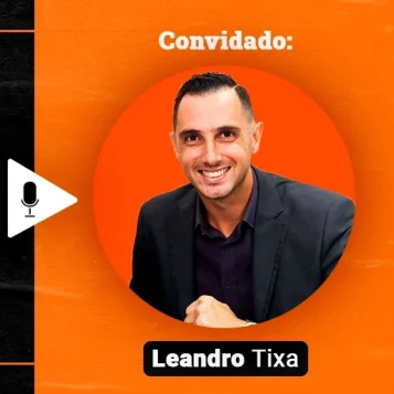 Podcast Papo de Vendedor episódio quatro. Imagem nas cores laranja e preta, com a foto do convidado Leandro Tixa e o título, à esquerda, Técnicas avançadas de prospecção em vendas.