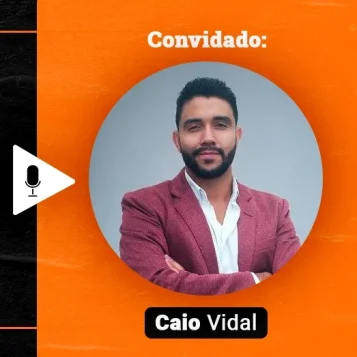 Podcast Papo de Vendedor episódio dez. Imagem nas cores laranja e preta, com a foto do convidado, Caio Vidal, Head of Sales do RD Station CRM, à esquerda, e o título, Contornando e Controlando Objeções, à direita.