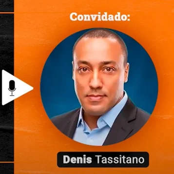 Podcast Papo de Vendedor episódio 20. Imagem nas cores laranja e preta, com a foto do convidado, Denis Tassitano, à direita, e o título do podcast, à esquerda, Gestão de Vendas! Construindo um Time de Super Vendedores! feat Denis Tassitano.