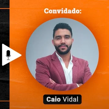 Podcast Papo de Vendedor episódio 24. Imagem nas cores laranja e preta, com a foto d convidado, Caio Vidal, à direita, e o título do podcast, à esquerda, Como fazer o seu Planejamento de Vendas? feat Caio Vidal & RD Station.