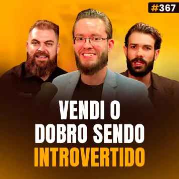 Capa do podcast Papo de Vendedor na cor amarela e a foto do convidado, Cássio Kreisig, branco de barba, óculos e blazer cinza, ao centro. Ao seu lado, os hosts Daniel Mestre e Leandro Munhoz. Abaixo, o título da capa, Vendi o Dobro Sendo Introvertido, sobre como um vendedor introvertido dobrou os resultados e cresceu na carreira comercial.