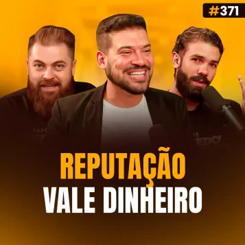 Capa do podcast Papo de Vendedor na cor amarela e a foto do convidado, Cristiano Santos, ao centro, moreno, sorrindo, cabelo curto e preto, com casaco preto e camisa branca. Ao seu lado, os hosts, Daniel Mestre e Leandro Munhoz. Abaixo, o título da capa, Reputação Vale Dinheiro sobre Marca Pessoal no LinkedIn: O Que Realmente Gera Autoridade e O Que o Algoritmo Favorece.