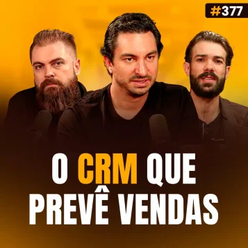 Capa do podcast Papo de Vendedor na cor amarela e a foto do convidado, Luís Lourenço, ao centro. Moreno, cabelo liso curto, bigode curto e camisa preta. Ao lado, os hosts, Daniel Mestre e Leandro Munhoz. Abaixo, o título da capa, O CRM que Prevê Vendas, sobre CRM com IA.