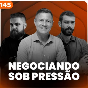 Capa do podcast Papo de vendedor, na cor laranja escuro e foto do convidado, Comandante Diógenes Lucca. Ao lado, os hosts Leandro Munhoz e Daniel Mestre, e o título, abaixo, Negociando sob pressão, como negociar sob pressão e em situações de alto risco