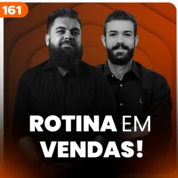 Capa do podcast Papo de Vendedor, na cor laranja escuro, e título, na cor branca, ROTINA EM VENDAS. Ao centro, a fotos dos hosts, Leandro Munhoz e Daniel Mestre.