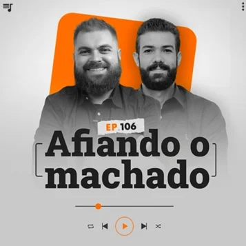 Capa do podcast Papo de Vendedor, nas cores branca, nas bordas, e laranja ao centro. No centro, Leandro Munhoz, à esquerda, branco, loiro, cabelos curtos, de barba, com expressão sorridente e e braços cruzados. Daniel Mestre, à direita, branco, moreno, cabelos curtos, de barba e sorrindo. Os dois com camisas pretas. Abaixo e centralizado, o título do episódio, Afiando o Machado, reflexão sobre final de ciclos, na cor preta.