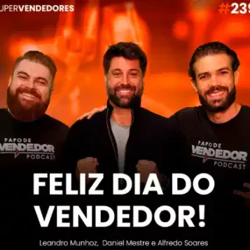 Capa do podcast Papo de Vendedor com a foto do convidado, Alfredo Soares, ao centro. Ao fundo, taças de champanhe na cor laranja. Ao lado do convidado, os hosts, Leandro Munhoz e Daniel Mestre. Abaixo, o título, na cor branca, Feliz Dia do Vendedor, sobre as lições de Alfredo Soares.