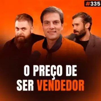 Capa do podcast Papo de Vendedor na cor laranja e a foto do convidado, Lucas Battistoni, ao centro. Ao lado dele, os hosts, Daniel Mestre e Leandro Munhoz. Abaixo, o título, na cor branca e laranja, O Preço de Ser Vendedor, sobre o sucesso da carreira em vendas e o estigam do vendedor.