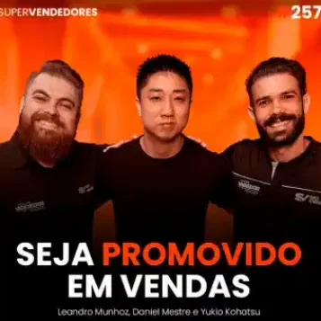 Capa do podcast Papo de Vendedor na cor laranja e a foto do convidado, Yukio Kohatsu, ao centro. Lado a lado, os hosts, Daniel Mestre e Leandro Munhoz. Abaixo, o título do episódio, na cor laranja e branca, Seja Promovido em Vendas, sobre como crescer na carreira de vendas.