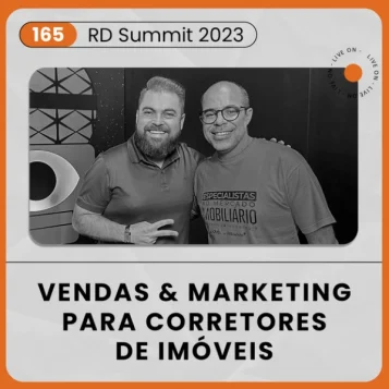 Capa do podcast Papo de Vendedor, na cor laranja e branca, com o título na cor preta, Vendas e Marketing para Corretores de imóveis. Ao centro, a foto do convidado, Marcus Gomes e do host Leandro munhoz.