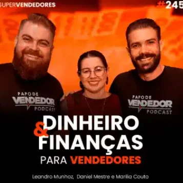 Capa do podcast Papo de Vendedor na cor laranja e notas de dinheiro ao fundo. No centro, a foto da convidada, Marília Couto, morena, cabelos lisos amarrados e óculos, usando uma camisa social marrom. Ao lado, a foto dos hosts, Leandro Munhoz e Daniel Mestre. Abaixo, o título na cor branca, Dinheiro e Finanças para vendedores. Sobre educação financeira para vendedores.
