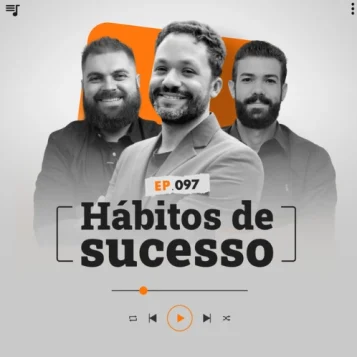 Capa do podcast Papo de Vendedor, nas cores branca, nas bordas, e laranja ao centro. No centro, Leandro Munhoz, à esquerda, branco, loiro, de barba, cabelos curtos, com expressão sorridente e Daniel Mestre, à direita, branco, moreno, de barba, cabelos brancos e sorrindo. Os dois com camisas sociais pretas. Entre os dois, o convidado, Wellington de Oliveira, coach e fundador da Consultoria Areteah, moreno, de barba, cabelos curtos e terno cinza. Sorrindo com o corpo virado para o lado direito. Abaixo, o título do episódio, Hábitos de Sucesso, na cor preta.