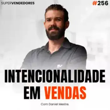 Capa do podcast Papo de Vendedor na cor branca e a foto do host, Daniel Mestre, ao centro, branco, de barba, sorrindo e camisa social preta. Abaixo, o título, na cor preta e laranja, Intencionalidade em vendas, como sair do piloto automatico e vender mais.
