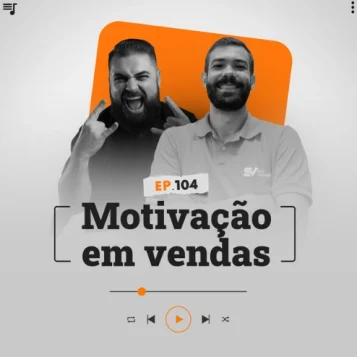 Capa do podcast Papo de Vendedor, nas cores branca, nas bordas, e laranja ao centro. No centro, Leandro Munhoz, à esquerda, branco, loiro, cabelos curtos, de barba, com expressão de comemoração e fazendo o gesto de rock and roll com as duas mãos. Daniel Mestre, à direita, branco, cabelos curtos, moreno, de barba e sorrindo. Leandro com uma camisa social preta e Daniel Mestre com uma camisa polo cinza, com o logo SV do lado esquerdo. Abaixo e centralizado, o título do episódio, Motivação em Vendas, na cor preta.