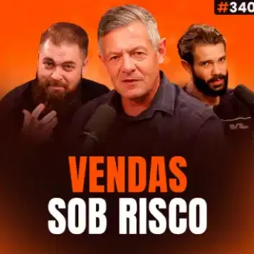 Capa do podcast Papo de Vendedor na cor laranja com a foto do convidado, Diógenes Lucca, ao centro. Ao lado, os hosts Daniel Mestre e Leandro Munhoz. Abaixo, o título, nas cores branca e laranja, Vendas Sob Risco, sobre Como Antecipar Riscos e Fechar Negócios: Lições de Negociação.