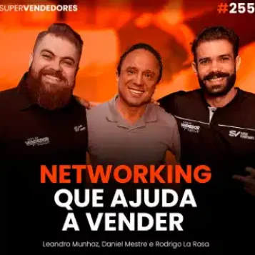 Capa do podcast Papo de Vendedor na cor laranja e uma imagem ao fundo de um aperto de mão. A foto do convidado, Rodrigo La Rosa, ao lado dos hosts, Daniel Mestre e Leandro Munhoz. Abaixo, o título, na cor laranja e branca, Networking que ajuda a vender, sobre netwokrin profissional
