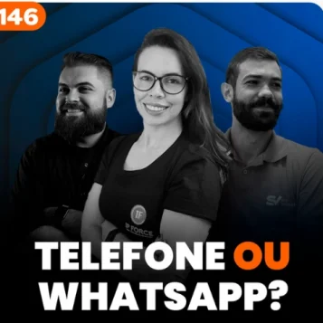 Capa do podcast papo de vendedor, na cor azul escuro. A foto da convidada, Cinthia Aline, Consultora de Sucesso e Diretora Comercial na IP Force, e dos hosts, Leandro Munhoz e Daniel Mestre. Abaixo, na cor branca e laranja, o título do episódio Telefone ou WhatsApp, o que vende mais?