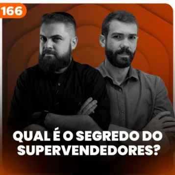 Capa do podcast Papo de Vendedor, na cor laranja e escura, com o título, na cor branca, abaixo, "Qual é o Segredo dos Super Vendedores?" Ao centro, a foto dos hosts Daniel Mestre e Leandro Munhoz.