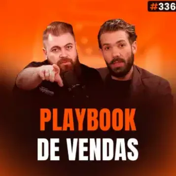 Capa do podcast Papo de Vendedor na cor laranja com a foto dos hosts, Leandro Munhoz e Daniel Mestre, ao centro. Abaixo, o título, na cor laranja e branca, Playbook de Vendas, sobre manual de vendas e processo comercial.