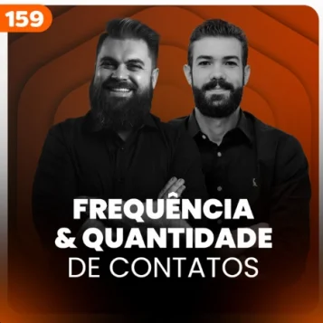 Capa do podcast Papo de Vendedor, na cor laranja escuro, com o título na cor branca, Frequência e Quantidade de contatos na prospecção. Ao centro, a foto dos hosts, Leandro Munhoz e Daniel Mestre.