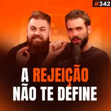 Capa do podcast Papo de Vendedor na cor laranja com a foto dos hosts, Daniel Mestre e Leandro Munhoz. Abaixo, o título, na cor branca e laranja, A rejeição não te define, sobre rejeição em vendas.
