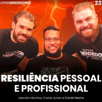Capa do podcast Papo de Vendedor com a foto do convidado, Carlos Júnior, ao centro, de barba, óculos e sorrindo. Ao fundo, relâmpagos na cor laranja. Ao lado do convidado, os hosts, Daniel Mestre e Leandro Munhoz. Abaixo, o título, na cor branca, Resiliência Pessoal e Profissional.