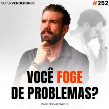 Capa do podcast Papo de Vendedor na cor branca, com a foto do host, Daniel Mestre, pensativo, com a mão no queixo. Branco de barba e camisa social preta. Ao fundo, uma imagem de um homem com a mão nos olhos preocupado. Abaixo, o título, você foge dos problemas? Sobre o valor do vendedor que soluciona os grandes problemas de clientes.