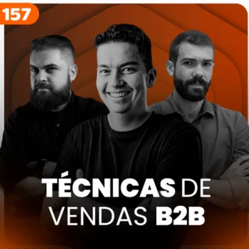 Capa do podcast Papo de Vendedor, na cor laranja escuro e título na cor branca. Técnicas de Venda de Serviços B2B. Ao centro, a foto convidado, Renan Caixeiro, ao lado dos hosts, Leandro Munhoz e Daniel Mestre.
