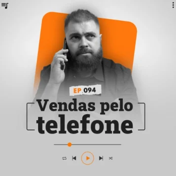 Capa do podcast Papo de Vendedor, nas cores branca, nas bordas, e laranja ao centro. No centro, Leandro Munhoz, loiro, de barba, cabelos curtos e com expressão séria, segurando um telefone perto do ouvido direito. Abaixo e centralizado, o título do episódio "vendas pelo telefone", na cor preta.