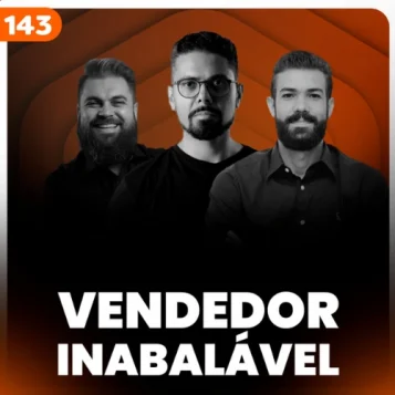 Capa do podcast Papo de Vendedor, na cor laranja escuro, com a foto do convidado, Luiz Mário, Clube do Estoicismo, e a foto dos hosts, Leandro Munhos e Daniel Mestre. Abaixo, na cor branca, o título Vendedor Inabalável, como vender mais e sofre menos com o estoicismo.