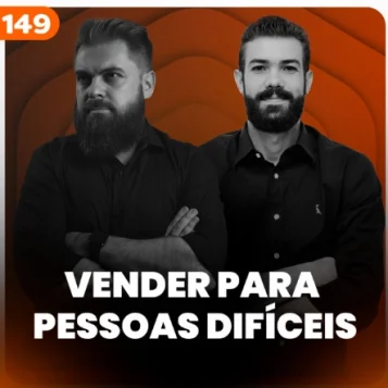 Capa do podcast Papo de vendedor, na cor laranja escuro, com o título, na cor branca, "Vender para pessoas difíceis" e a foto dos hosts Leandro Munhoz e Daniel Mestre.